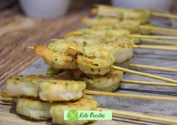 Brochetas de Camarones al Pesto: Delicia de Albahaca