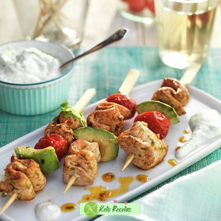 Brochetas de Pollo con Salsa de Aguacate