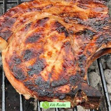 Chuletas de cerdo a la parrilla con mantequilla de romero