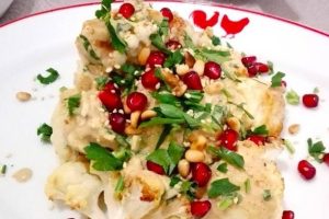 Coliflor Asada con Salsa de Tahini y Limón