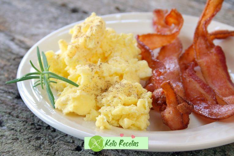 Taza de Desayuno: Tocino y Huevos