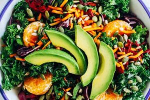 Ensalada de Kale con Aguacate y Nueces