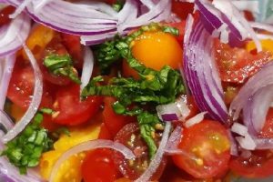 Ensalada de Espinacas con Aguacate, Nueces y Aderezo de Mostaza