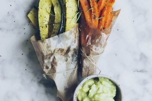 Guacamole con Chips de Calabacín – Delicioso aperitivo saludable