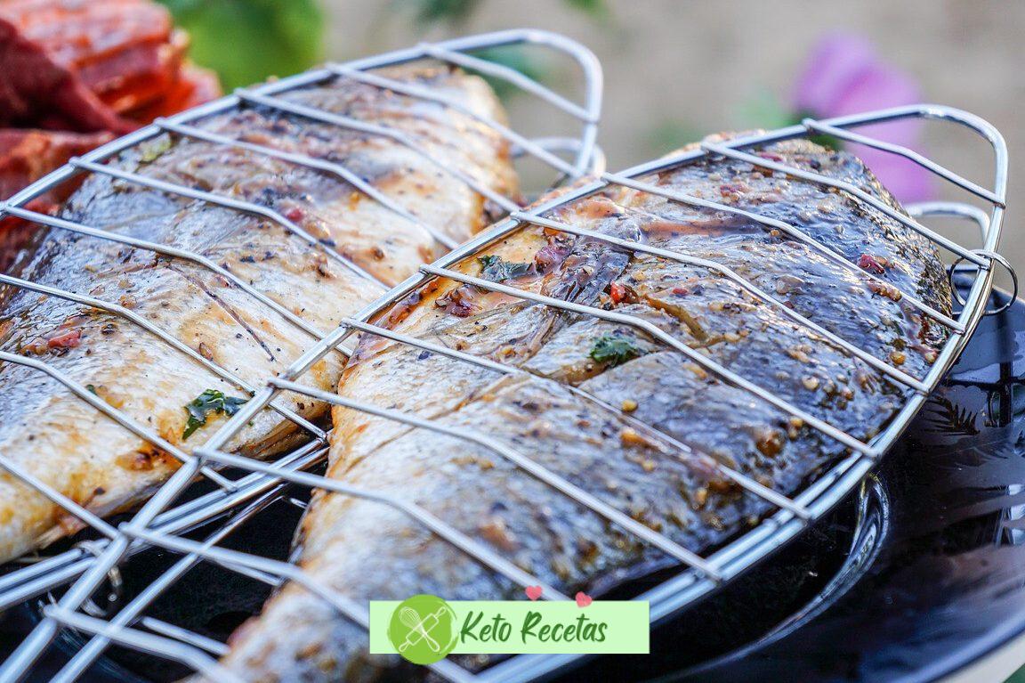 Pescado a la parrilla con salsa de tomate y olivas