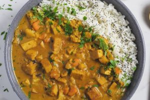 Tofu al Curry con Leche de Coco y Espinacas