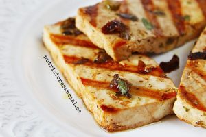 Tofu a la parrilla con marinada de hierbas y limón